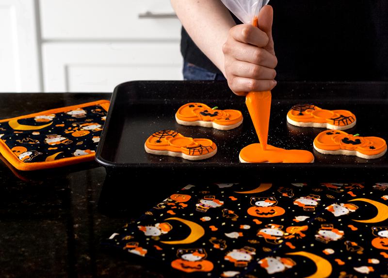 Sanrio Characters Sanrio Hello Kitty Spooky Cookie Cutter Set with Spatula Spatula  Saudi Arabia |  OW5273109